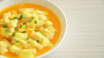 Tteokbokki mit Käse oder koreanischer Reiskuchen mit Käse - koreanischer Essensstil video