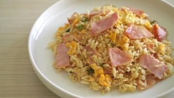 Riz frit au jambon bacon fait maison sur plaque blanche video