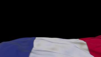 drapeau en tissu français agitant sur la boucle du vent. bannière en tissu brodé français se balançant sur la brise. fond noir à moitié rempli. place pour le texte. Boucle de 20 secondes. 4k video