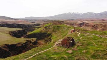 panorama aereo panoramico del sito archeologico di ani a kars, turchia - rovine della città medievale armena di ani in primavera. parte della via della via della seta video