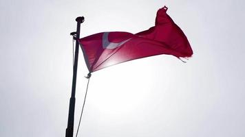 símbolo nacional da Turquia - bandeira turca em poste no topo de uma colina sobre os vales da Capadócia com uma dramática cópia do espaço cloudscape video