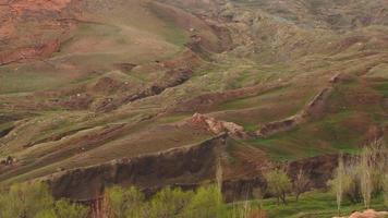 o sítio durupinar com forte estrutura feita de limonita adjacente à vila de zenengili na turquia oriental. lenda do arco de noé video