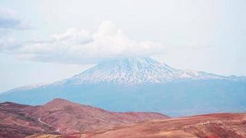 statische panoramische timelapse beweging wolken bewegen over ararat bergtop. turkije uitkijkpunt in kars video