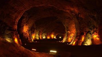 panorama da caverna de sal tuz terapi merkezi em tuzluca, anatólia oriental, a. enorme caverna de sal deixada após a mineração de sal, agora usando como área de haloterapia. video