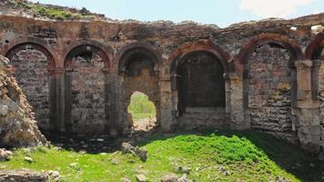 zoom aéreo en vista de las ruinas de la catedral georgiana de bana. famoso monumento georgiano en turquía video