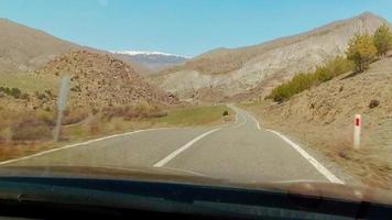 Vista panorámica de la carretera en cámara rápida en el campo de las montañas de Turquía