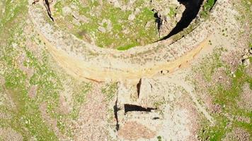 vista aérea de arriba hacia abajo escénicas ruinas de la pared de la catedral de bana redonda. famoso monumento georgiano en turquía video