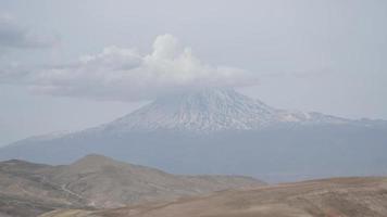 Zeitraffer mit statischer Bewegung Ararat-Bergpanorama mit vorbeiziehenden Wolken in der Türkei video