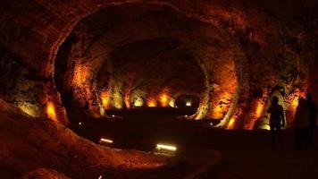 groupe de touristes musulmanes marchant dans le tunnel de la mine de sel de tuzluca. célèbre destination de voyage dans l'est de l'anatolie, turquie video