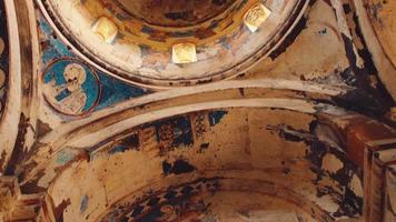 ani, turkije, 2022 - fresco's van de kerk van st gregory van tigran honents in de oude stad ani, turkije video