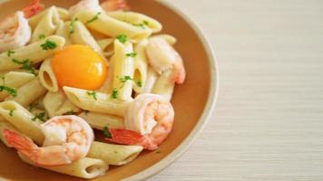 Hausgemachte Penne-Nudeln mit weißer Sahnesauce mit Garnelen und Ei video