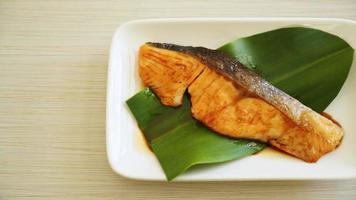 filete de salmón a la parrilla con salsa de soja en el plato - estilo de comida japonesa video