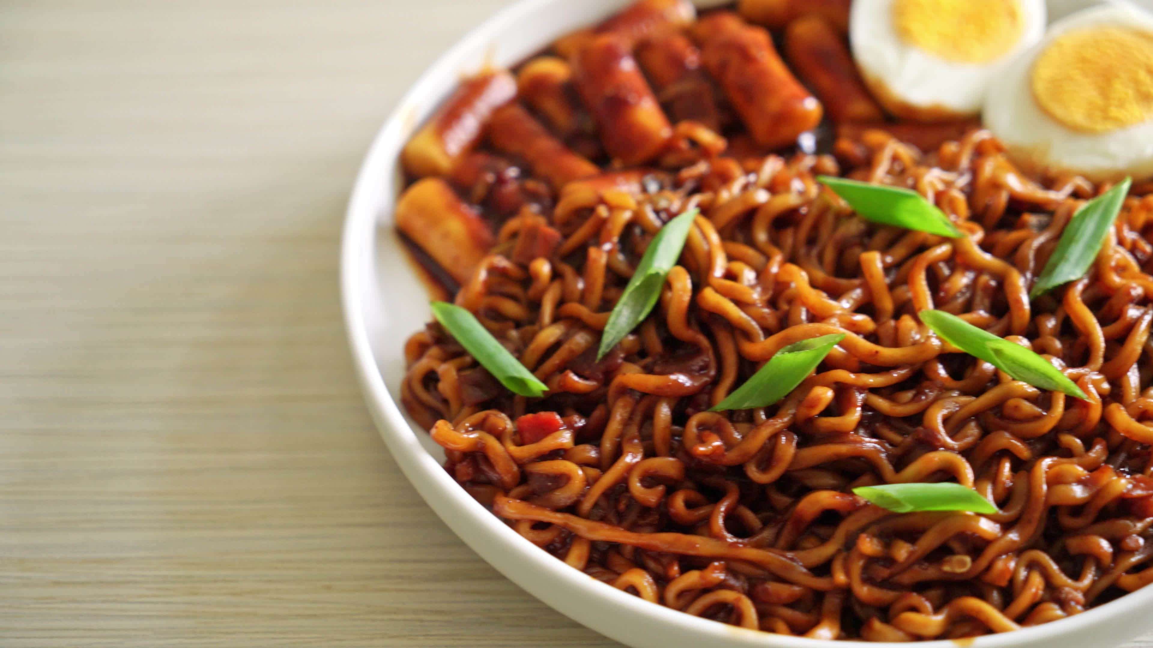 jjajang rabokki - spaghetti istantanei coreani o ramyeon con torta di riso  coreano o tteokbokki e uova in salsa di fagioli neri 6725134 Stock Photo su  Vecteezy