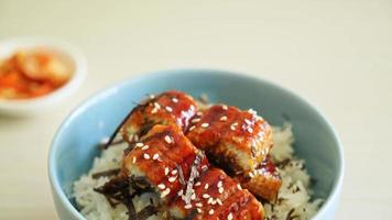 bol de riz à l'anguille ou bol de riz unagi - style de cuisine japonaise