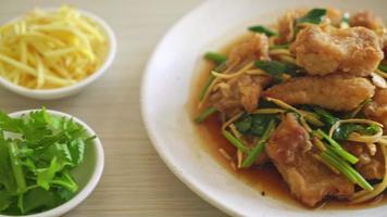 Mescolare pesce fritto con sedano cinese - stile asiatico video