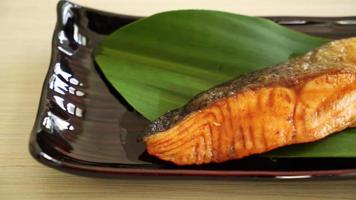 grillad laxbiff med sojasås på tallrik - japansk matstil video