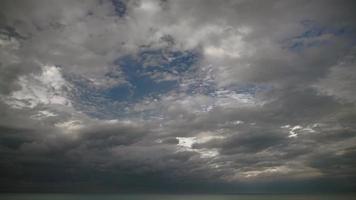 8k heranziehende Gewitterwolken video
