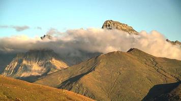 pico de montanha rochosa de 8k atrás de prados de tundra de alta altitude video