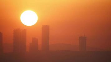 8k wolkenloze zonsondergang door wolkenkrabbers in de stad video