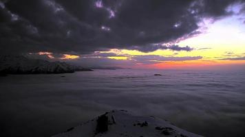 8k después de la puesta del sol sobre las nubes en las montañas video