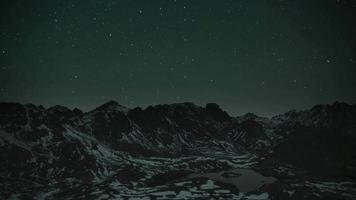 8k Sterne über den Bergen am Nachthimmel video