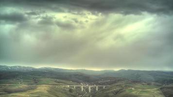 Se acerca una nube de lluvia de tormenta de capas gruesas de 8k video