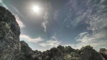 Rocas de lava basáltica solidificada de 8k video