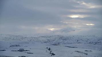 8 000 chutes de neige commencent sur les collines enneigées en hiver video