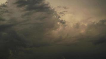 Nubes de tormenta oscuras de 8k de espesor que cubren el cielo video