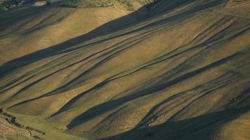 8k alba sul pendio della collina senza alberi video