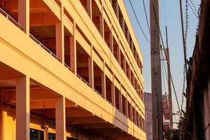 el exterior del edificio es de color naranja con la luz del sol. foto