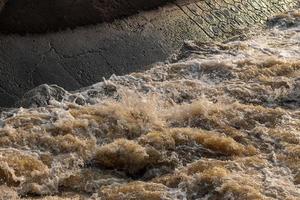 Torrente de corrientes severas con hormigón viejo. foto