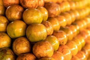 un montón de naranjas dispuestas a la venta en el mercado. foto