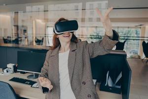 trabajadora de oficina que usa auriculares de realidad virtual para visualizar y buscar archivos en el trabajo