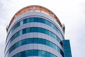 edificio circular con mucho cristal azul. foto