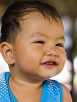 caras curiosas y sonrientes de niños foto