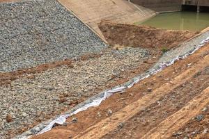 muchas piedras evitan la erosión del canal. foto