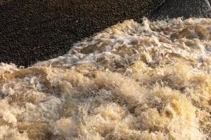 Torrente de corrientes severas con hormigón viejo. foto