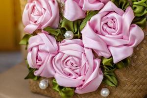primer plano de rosas artificiales hechas de cintas rosas. foto