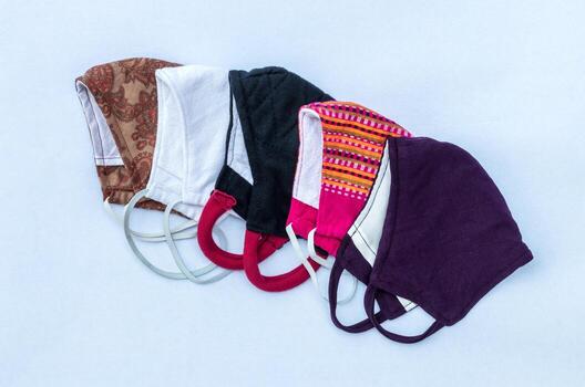 las cinco máscaras de tela tienen diferentes patrones de colores. foto