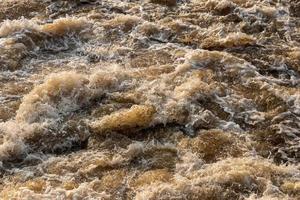 ondas de textura de fondo agua turbia que fluye. foto