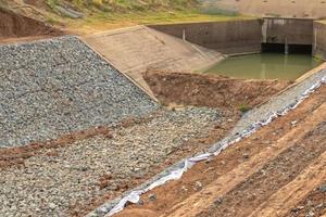 muchas piedras evitan la erosión del canal. foto