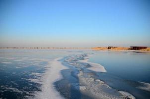 larga grieta en el lago congelado foto
