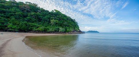 playa wai chaek en koh chang, provincia de trat, tailandia foto