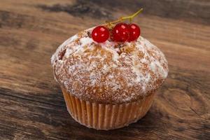 muffin dulce y sabroso con grosellas rojas foto