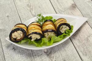 rollo de berenjena relleno con queso y hierbas foto