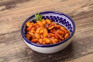 riñones al horno en salsa de tomate foto