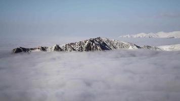 8k Wolkenmeer Landschaft vom Berg über der Wolke video