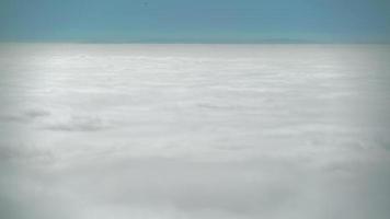 8k au-dessus des nuages depuis le sommet de la montagne video