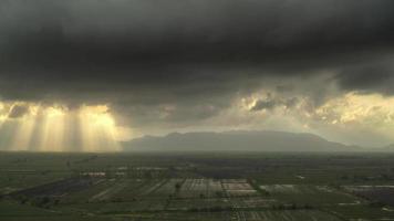 8k brilhando através de aberturas nas nuvens, esses feixes de luz solar espalhada por partículas video